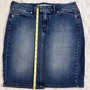Levi's jean skirt 18" length, size 4